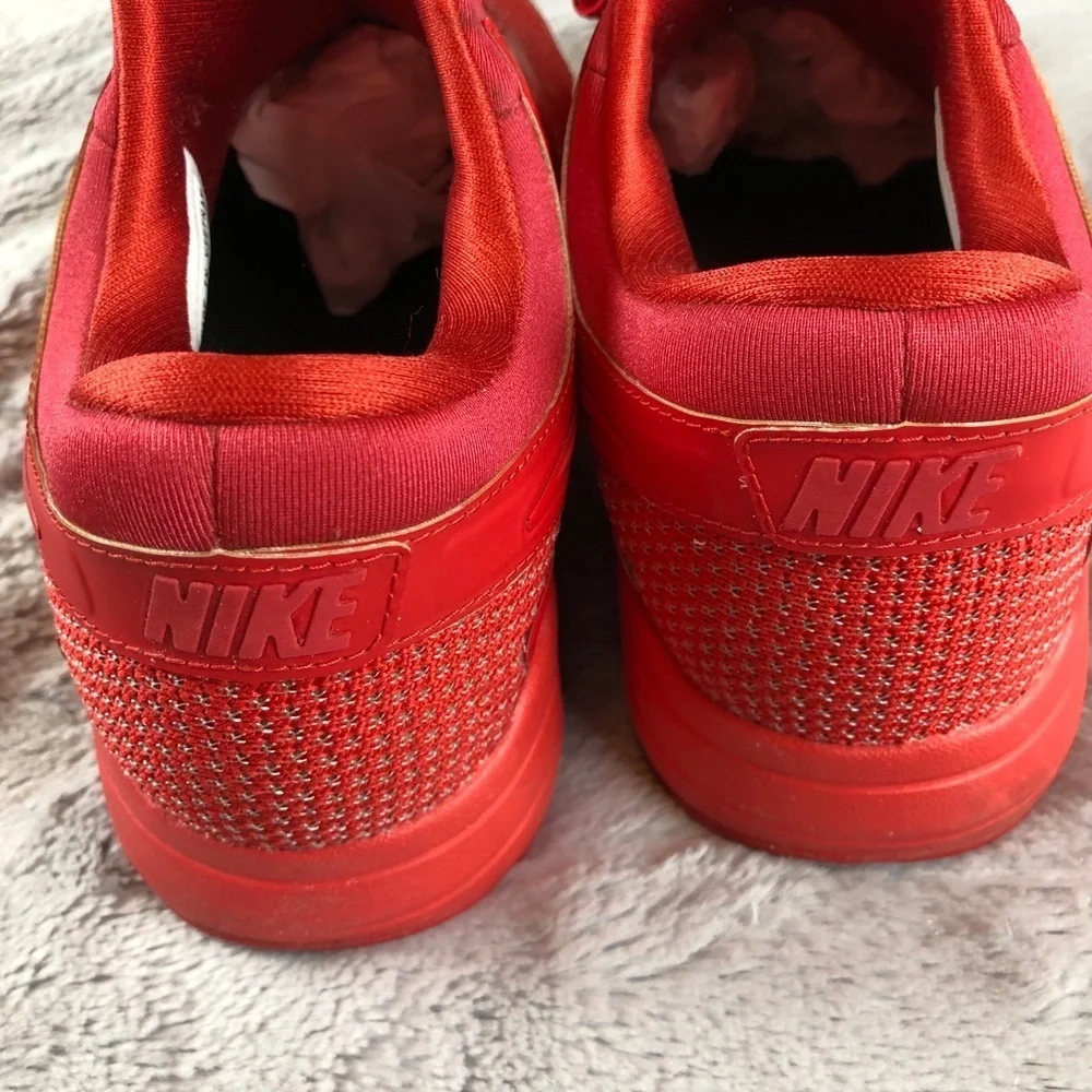 Nike Air Max Men’s: 6.5 Woman’s: 8